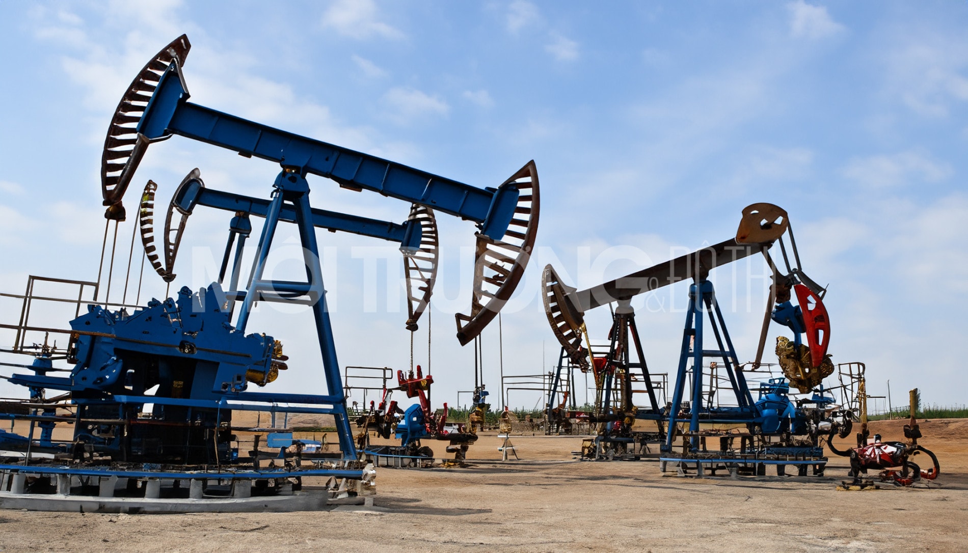 Giá xăng dầu hôm nay 22/3: Dầu thế giới tăng vọt vì căng thẳng Trung Đông