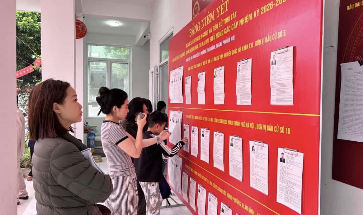 Cử tri phường Xu&acirc;n Đỉnh theo d&otilde;i danh s&aacute;ch v&agrave; tiểu sử t&oacute;m tắt của c&aacute;c ứng cử vi&ecirc;n.