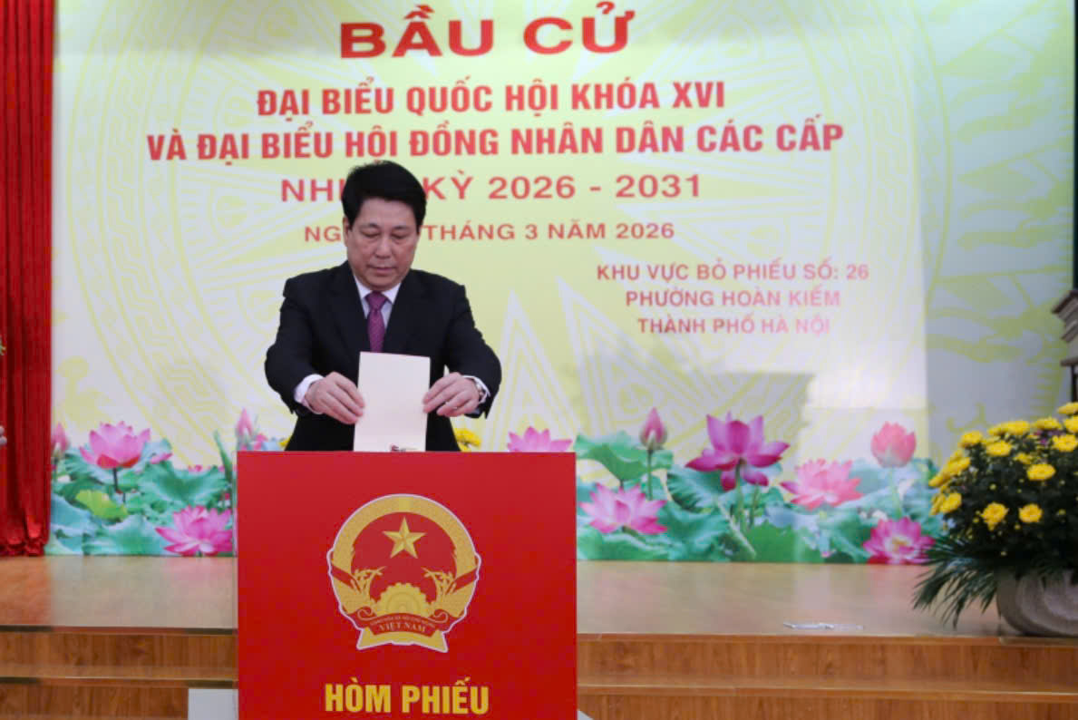 Chủ tịch nước Lương Cường bỏ phiếu tại khu vực bỏ phiếu số 26, phường Hoàn Kiếm, Hà Nội