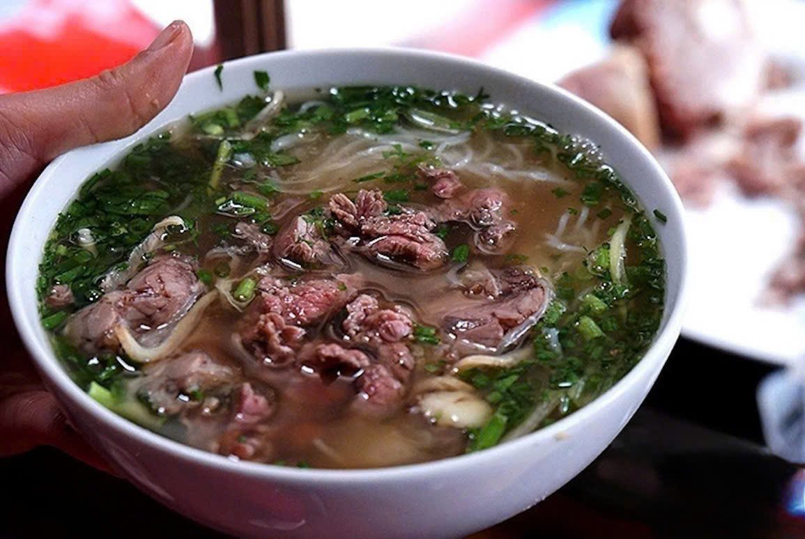 Giá xăng dầu tăng kéo theo nhiều dịch vụ điều chỉnh: Bún, phở tăng thêm 3.000–5.000 đồng