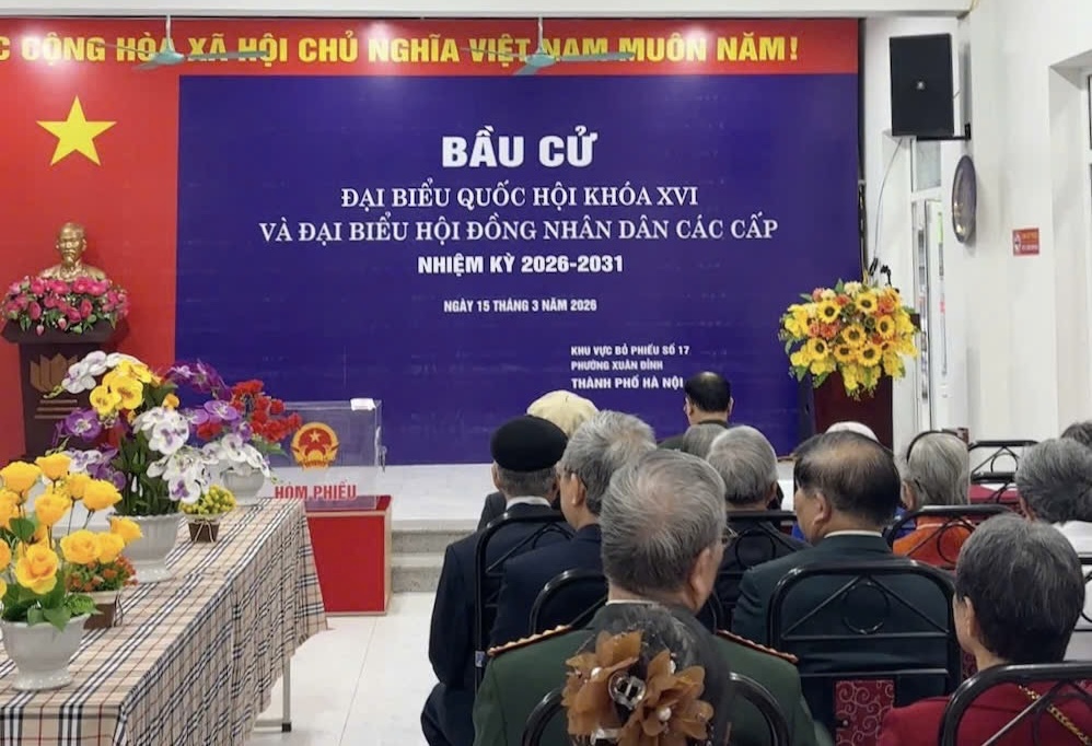 Kh&ocirc;ng kh&iacute; trang nghi&ecirc;m của ng&agrave;y hội bầu cử tại phường Xu&acirc;n Đỉnh.