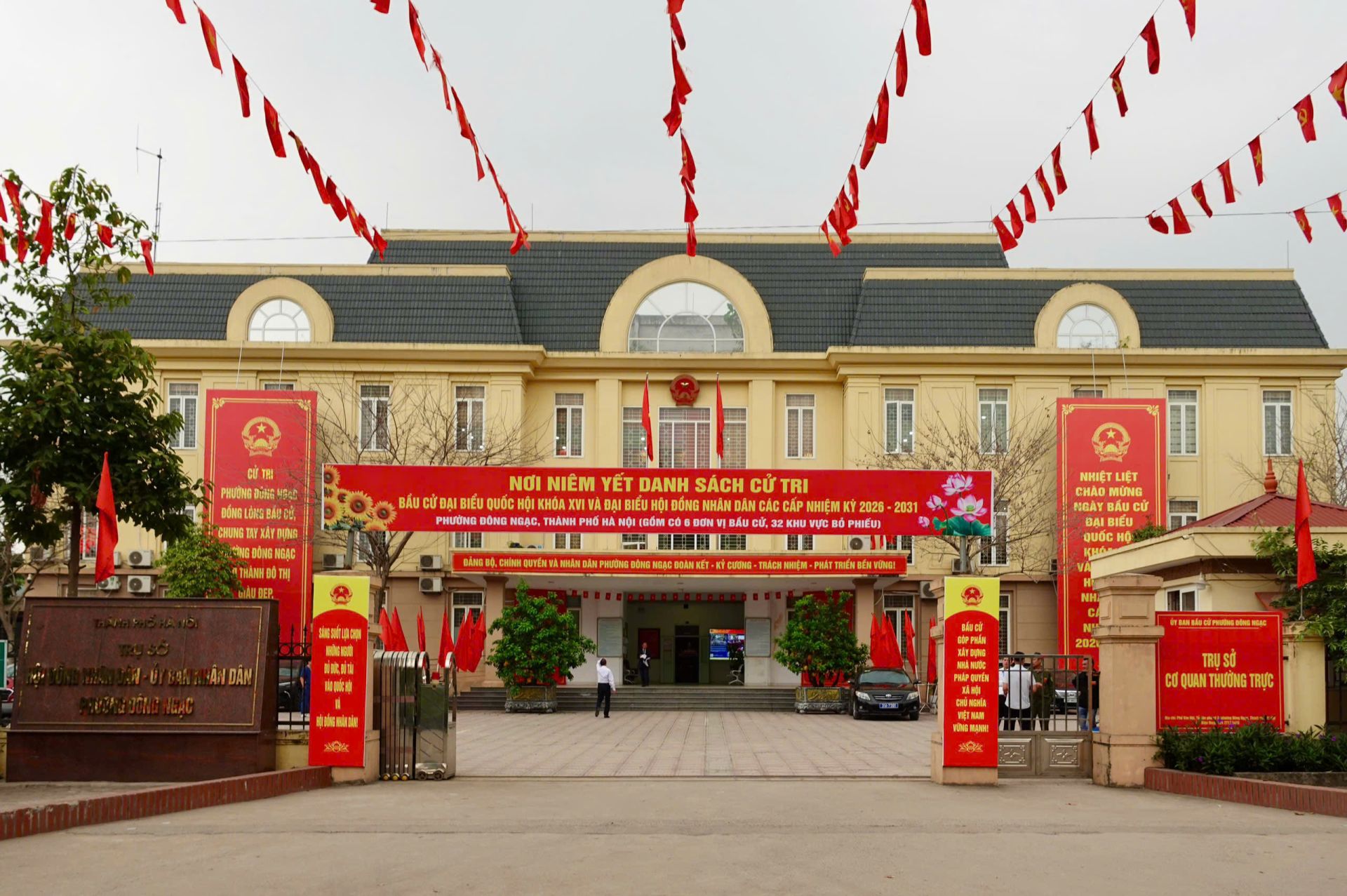 Trụ sở HĐND-UBND phường Đ&ocirc;ng Ngạc, nơi ni&ecirc;m yết danh s&aacute;ch cử tri của 6 đơn vị bầu cử với 32 khu vực bỏ phiếu