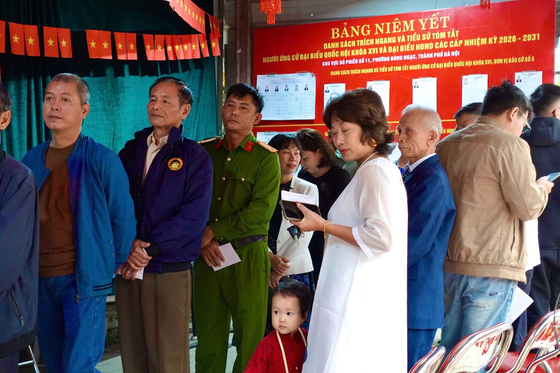 Cử tri ở nhiều độ tuổi tham gia bỏ phiếu tại khu vực bỏ phiếu số 11, phường Đ&ocirc;ng Ngạc