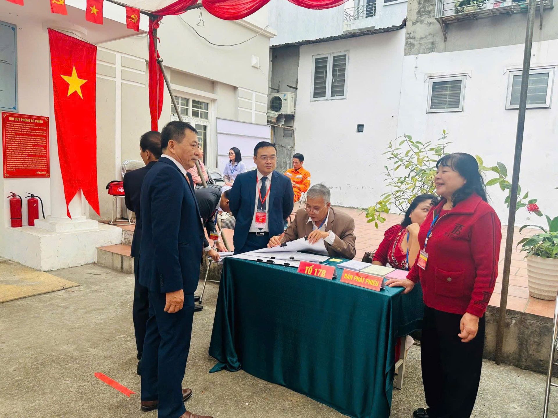 Cử tri phường Việt Hưng l&agrave;m thủ tục nhận phiếu bầu tại khu vực bỏ phiếu số 17