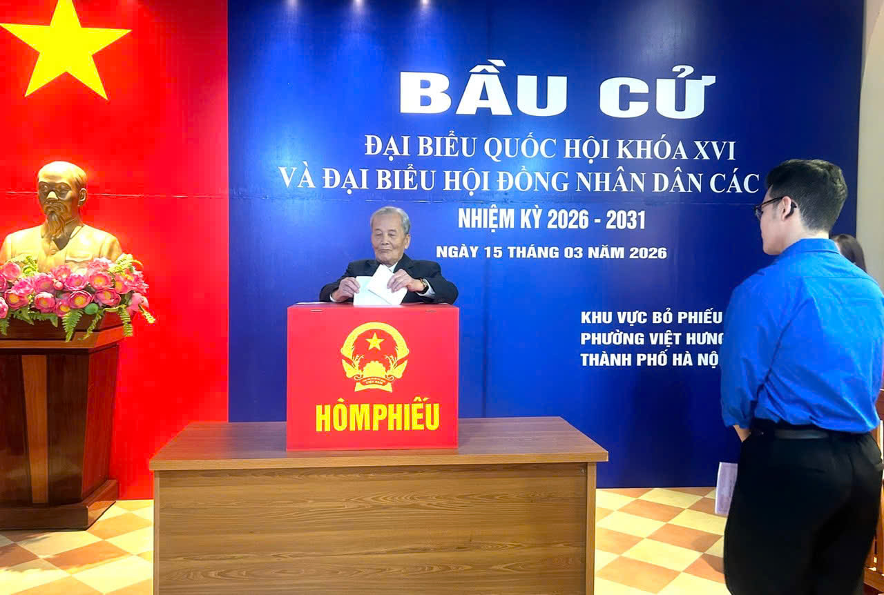 Cử tri thực hiện quyền bỏ phiếu tại khu vực bỏ phiếu phường Việt Hưng, TP H&agrave; Nội