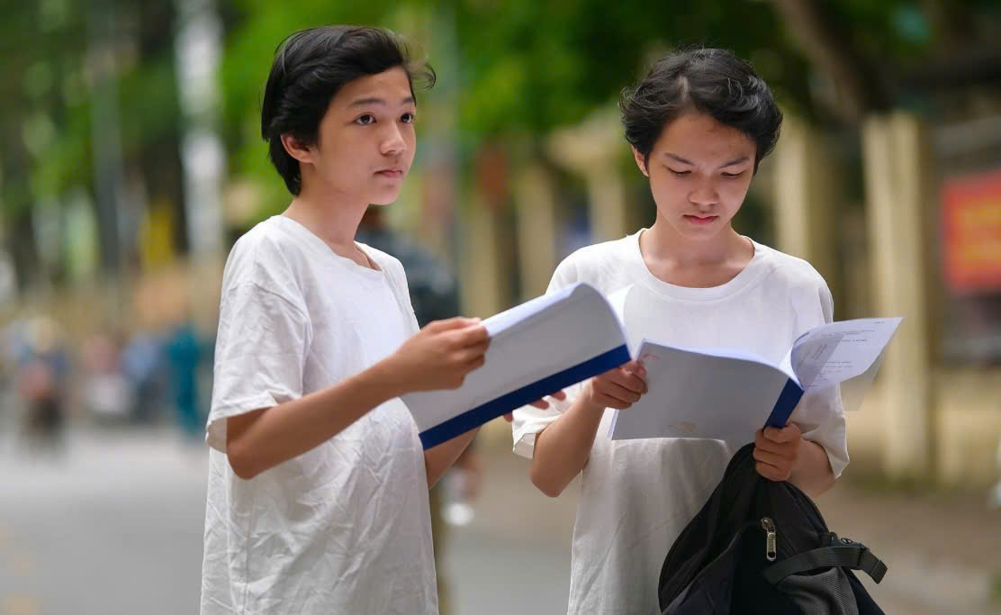 Áp lực tuyển sinh lớp 10 tại Hà Nội: Gần 60.000 học sinh có thể không vào được trường công lập năm học 2026–2027