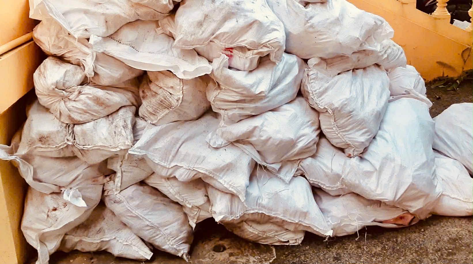 Liên tiếp phát hiện hơn 1,8 tấn chân gà, xúc xích, thịt xiên nhập lậu