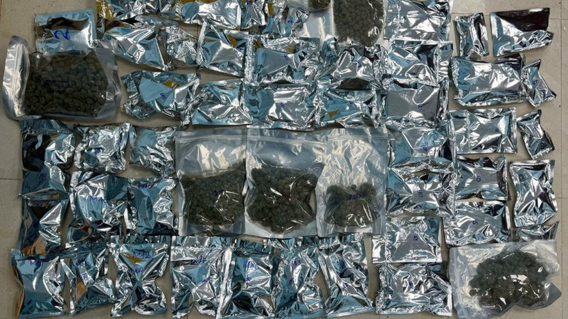 Triệt phá đường dây bán cần sa qua mạng, ngụy trang trong quần áo cũ