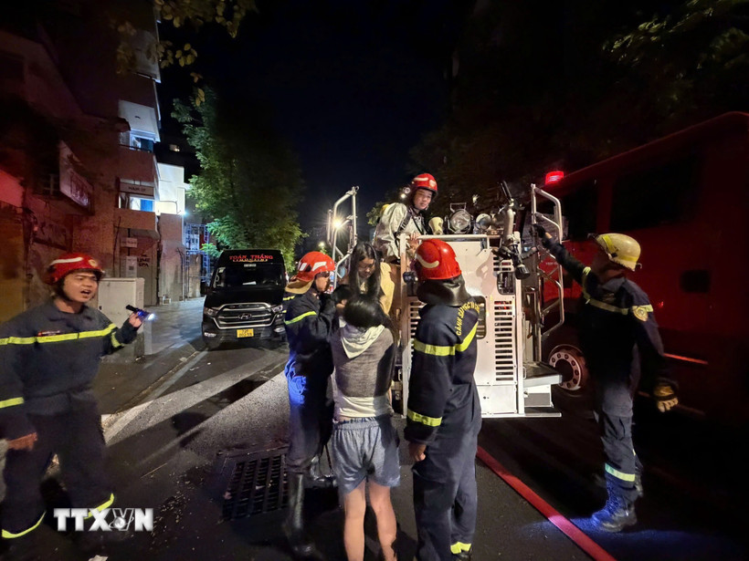 Cứu 5 người mắc kẹt trong vụ cháy nhà ở trung tâm Thành phố Hồ Chí Minh