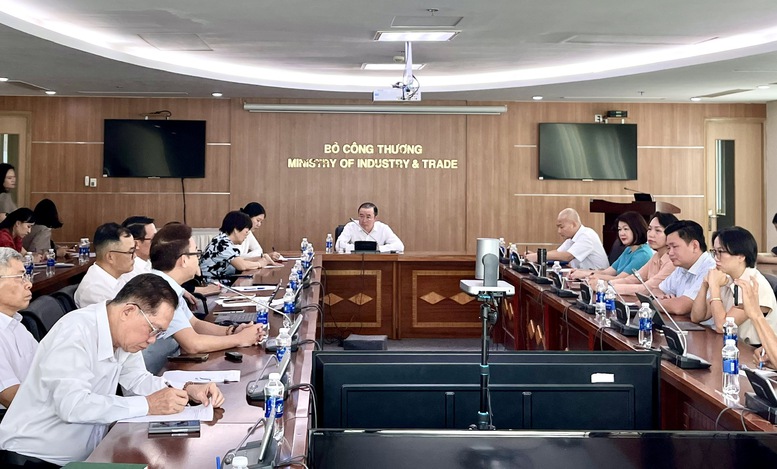 Bộ C&ocirc;ng Thương khẩn trương l&agrave;m việc với c&aacute;c doanh nghiệp, hiệp hội ng&agrave;nh h&agrave;ng tại ph&iacute;a nam nhằm đ&aacute;nh gi&aacute; t&aacute;c động, đề xuất giải ph&aacute;p ổn định cung cầu - Ảnh: VGP/LA