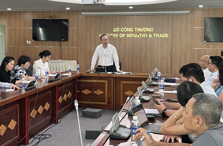 &Ocirc;ng Phan Văn Chinh cho biết, Bộ C&ocirc;ng Thương sẽ c&oacute; những đề xuất cụ thể, "đ&uacute;ng, tr&uacute;ng" để hỗ trợ DN ứng ph&oacute; chủ động trước những biến động của thị trường, hạn chế tối đa rủi ro - Ảnh: VGP/LA