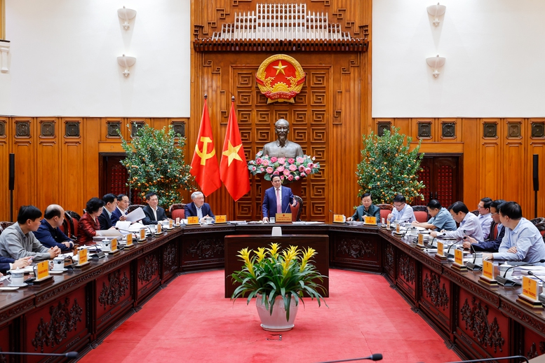 Thủ tướng Phạm Minh Ch&iacute;nh chủ tr&igrave; cuộc họp Thường trực Ch&iacute;nh phủ để tiếp tục cho &yacute; kiến về c&aacute;c giải ph&aacute;p bảo đảm cung ứng v&agrave; b&igrave;nh ổn gi&aacute; xăng dầu - Ảnh: VGP/Nhật Bắc