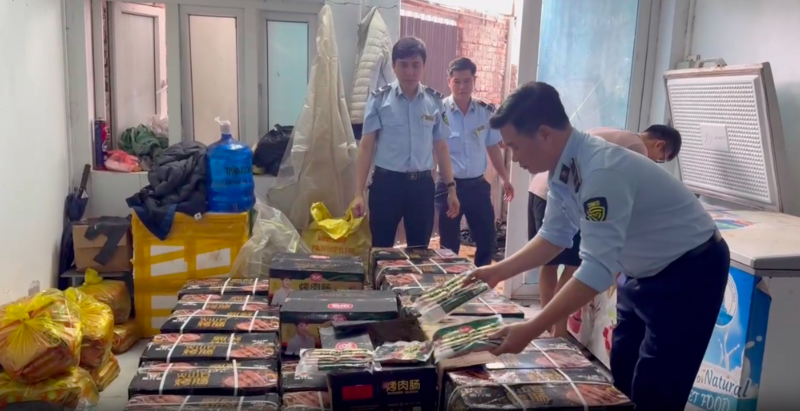 Phát hiện gần 1 tấn thực phẩm nhập lậu tại phường Đông Ngạc, Hà Nội