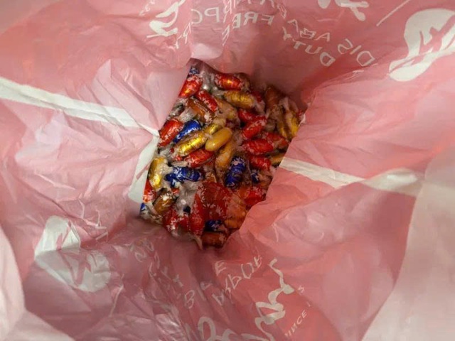 Phát hiện 5kg ma túy ngụy trang trong ống bánh kẹo nhập khẩu qua Nội Bài