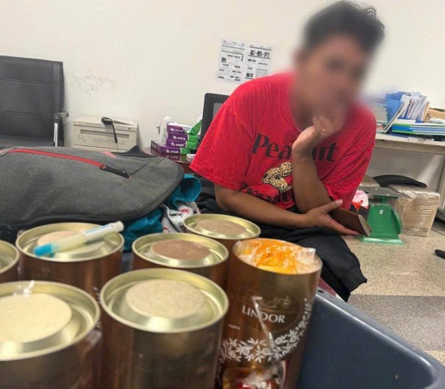 Đối tượng Y.P c&ugrave;ng tang vật vụ &aacute;n. Ảnh: C&ocirc;ng an cung cấp