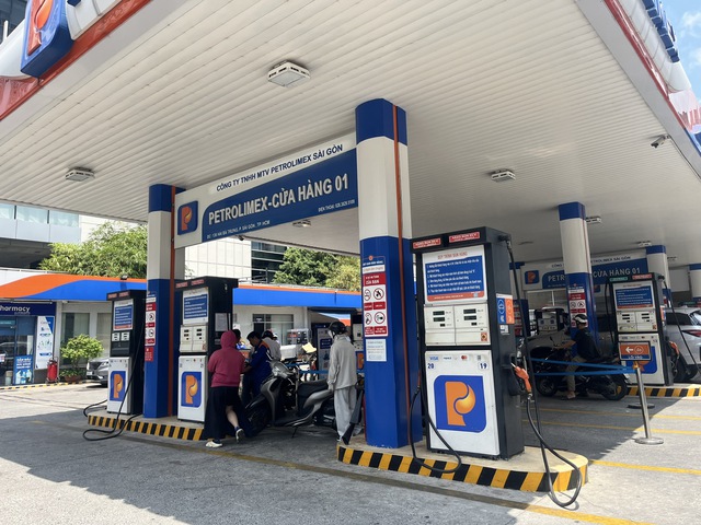 TPHCM bảo đảm nguồn cung xăng dầu phục vụ kinh doanh vận tải ổn định, li&ecirc;n tục - Ảnh: VGP/LA