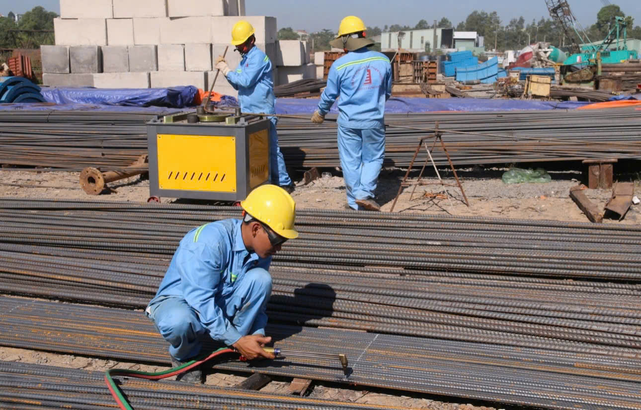 C&ocirc;ng nh&acirc;n thi c&ocirc;ng tr&ecirc;n dự &aacute;n đường V&agrave;nh đai 3, TPHCM. (Ảnh: Hu&acirc;n Trần)