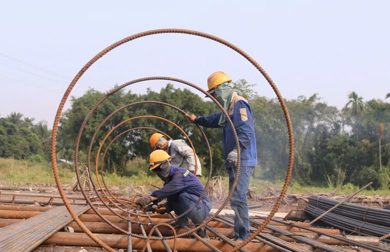 Th&eacute;p x&acirc;y dựng chịu &aacute;p lực từ biến động gi&aacute; năng lượng v&agrave; nguy&ecirc;n liệu. (Ảnh: Hu&acirc;n Trần)