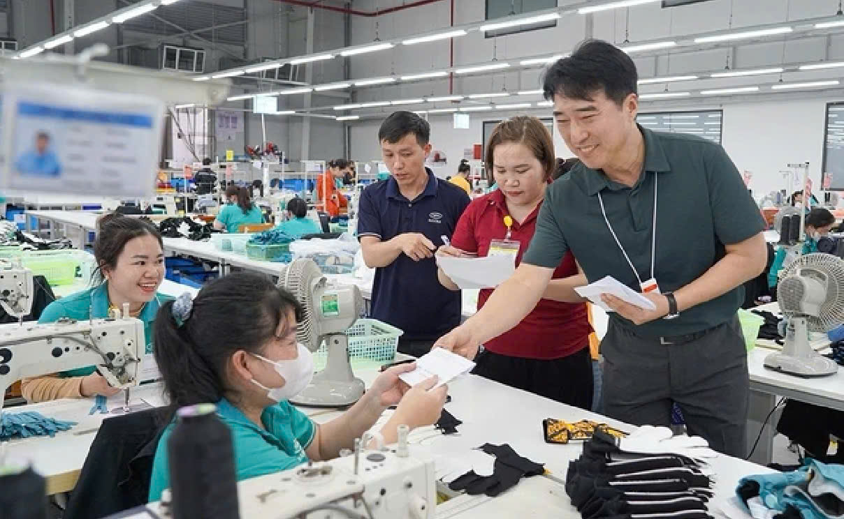 Doanh nghiệp may tại Hà Tĩnh chi 650 triệu đồng hỗ trợ tiền xăng cho công nhân