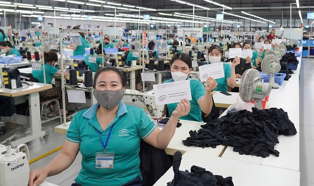 C&ocirc;ng nh&acirc;n nhận hỗ trợ tiền xăng ngay tại chuyền sản xuất, g&oacute;p phần giảm &aacute;p lực chi ph&iacute; đi lại.