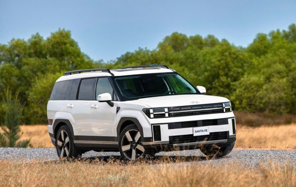 Hyundai Santa Fe hybrid c&oacute; mức ưu đ&atilde;i l&ecirc;n đến 220 triệu đồng.