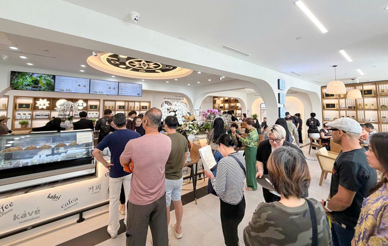 C&agrave; ph&ecirc; Thế giới Trung Nguy&ecirc;n Legend tại Houston, Texas, Mỹ thu h&uacute;t đ&ocirc;ng đảo kh&aacute;ch h&agrave;ng quốc tế đến trải nghiệm văn h&oacute;a c&agrave; ph&ecirc; Việt Nam v&agrave; thế giới - Ảnh: Trung Nguy&ecirc;n Legend