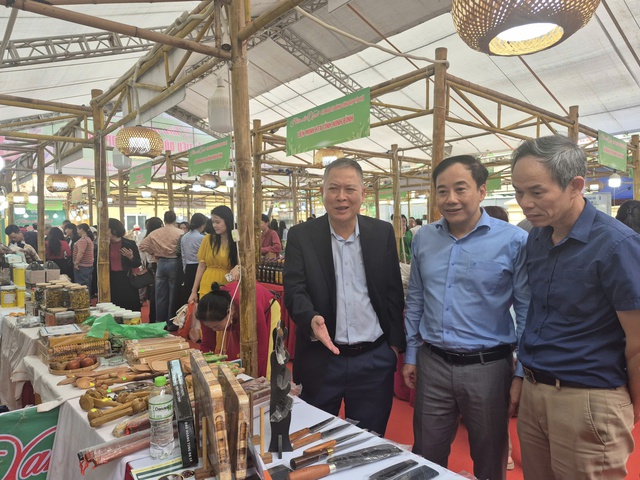 Phi&ecirc;n chợ k&eacute;o d&agrave;i từ ng&agrave;y 19-22/3. Ảnh: VGP/Thiện T&acirc;m