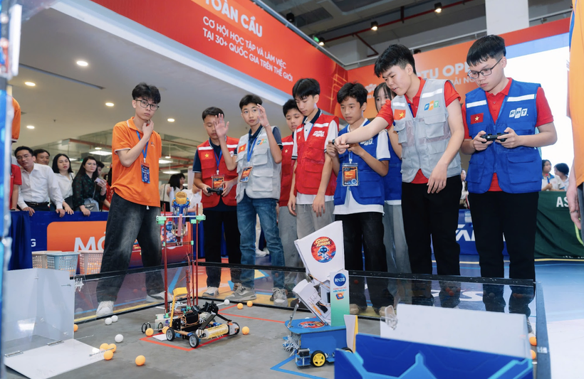 Học sinh cấp 2 trường làng đoạt giải nhất thi ứng dụng AI, trị giá gần 1 tỷ đồng