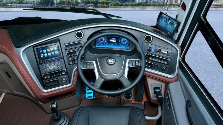 C&ocirc;ng nghệ pin hiện đại cho ph&eacute;p xe di chuyển qu&atilde;ng đường l&ecirc;n đến 300 km sau khoảng 45 ph&uacute;t sạc, kết hợp hệ thống phanh t&aacute;i sinh gi&uacute;p tối ưu hiệu suất năng lượng.