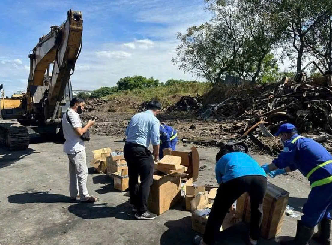 Lực lượng quản l&yacute; thị trường ti&ecirc;u hủy h&agrave;ng giả bị tịch thu. (Ảnh: QLTT cung cấp)