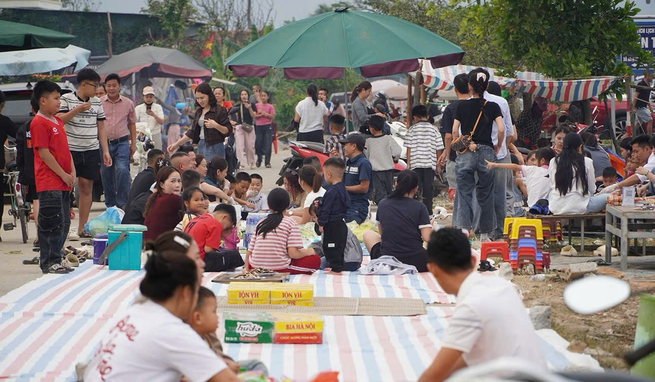 Du kh&aacute;ch dừng ch&acirc;n, ăn uống, trải nghiệm đường ven biển Nghệ An rất đ&ocirc;ng những ng&agrave;y qua.