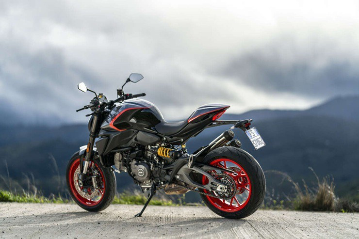 Ducati Monster 2026 thêm màu Sport Livery, ga tự động Cruise Control