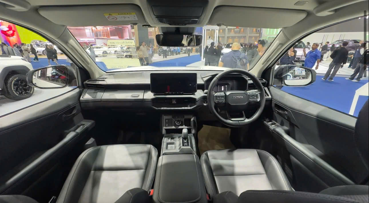 Nội thất thiết kế đơn giản, thực dụng vốn l&agrave; n&eacute;t đặc trưng của xe b&aacute;n tải. (Ảnh: Top Gear Philippines)