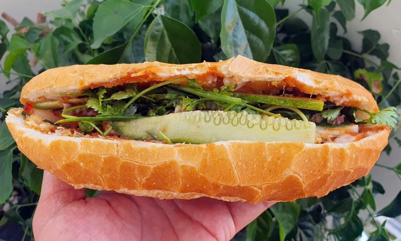 17 người nghi ngộ độc sau khi ăn bánh mì tại Quảng Ngãi