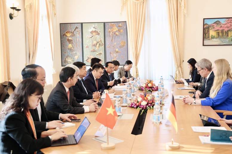 Ph&oacute; Thủ tướng Ch&iacute;nh phủ Nguyễn Ch&iacute; Dũng tiếp &ocirc;ng Clas Neumann, Ph&oacute; Chủ tịch cấp cao ki&ecirc;m Gi&aacute;m đốc to&agrave;n cầu về Mạng lưới R&D của Tập đo&agrave;n SAP - Ảnh: VGP/Thu Sa