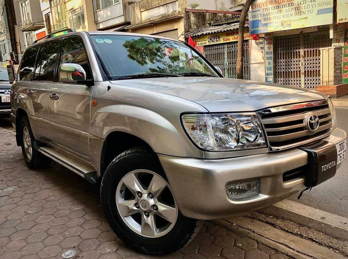 Chiếc Toyota Land Cruiser 100 đời 2002 đang được một chủ xe tại H&agrave; Nội rao b&aacute;n.