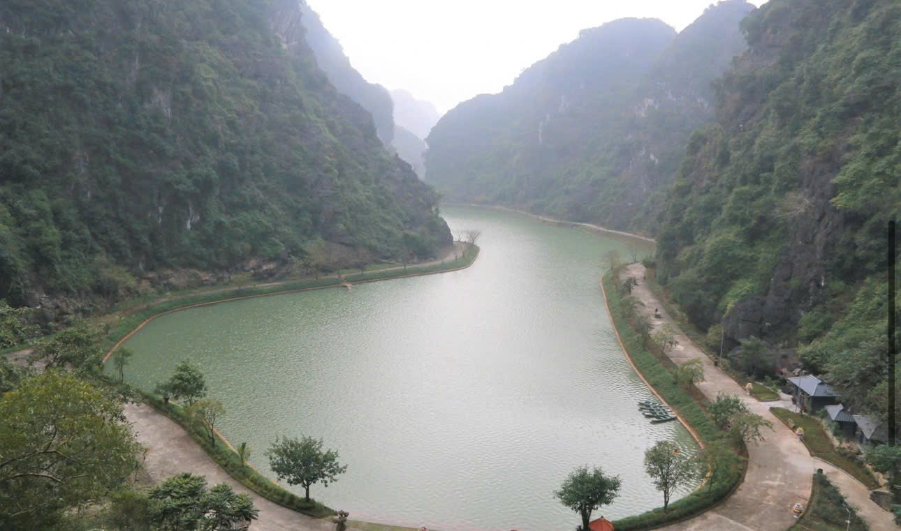 Điểm du lịch Tuyệt Tịnh Cốc nổi tiếng ở Ninh B&igrave;nh. (Ảnh: Th&aacute;i B&aacute;)