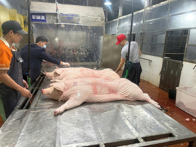 Giết mổ động vật bảo đảm an to&agrave;n thực phẩm, g&oacute;p phần bảo vệ sức khoẻ người ti&ecirc;u d&ugrave;ng. Ảnh: VGP/Thiện T&acirc;m