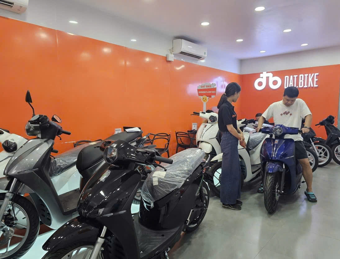 Kh&aacute;ch mua xe m&aacute;y điện Dat Bike phải chờ từ 20 đến 30 ng&agrave;y mới được nhận xe.