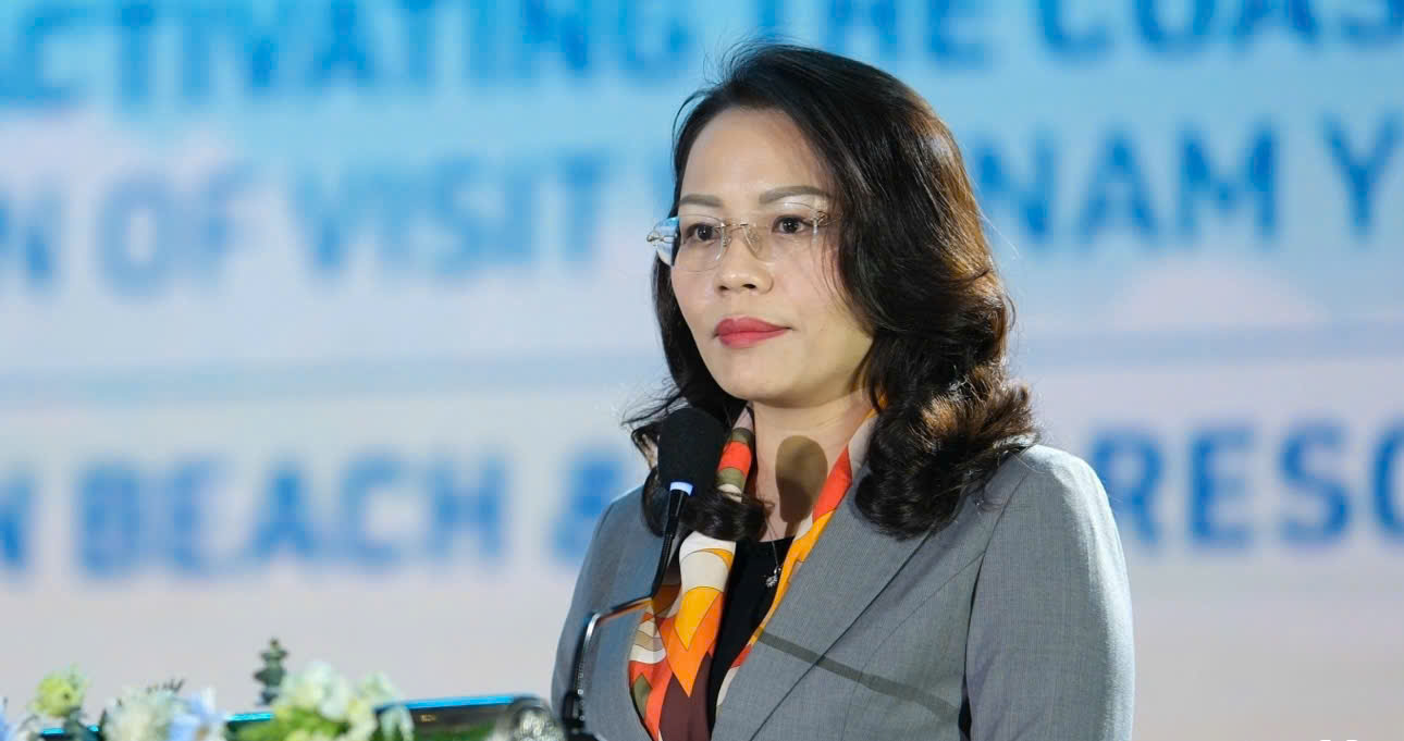 Ph&oacute; chủ tịch thường trực FLC Hương Trần Kiều Dung ph&aacute;t biểu tại sự kiện s&aacute;ng 27/3 tại Gia Lai. (Ảnh: Anh T&uacute;)