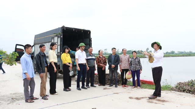 Trung t&acirc;m Khuyến n&ocirc;ng cung cấp giống sen b&aacute;ch diệp cho Hợp t&aacute;c x&atilde; n&ocirc;ng nghiệp Ph&uacute; Chuy&ecirc;n, x&atilde; Chuy&ecirc;n Mỹ. Ảnh: VGP/Thiện T&acirc;m