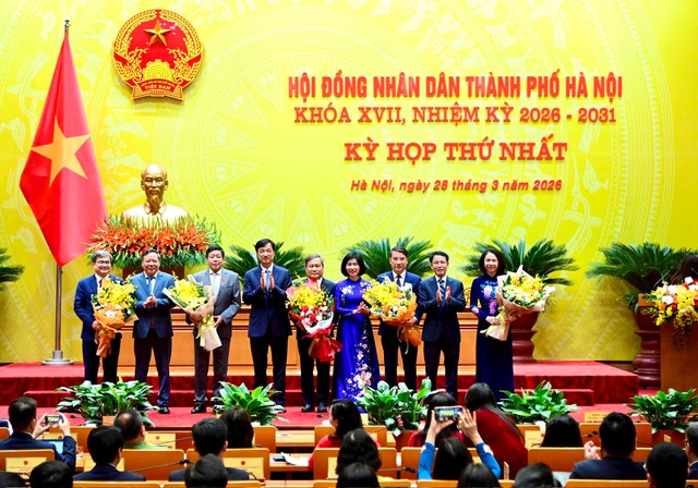L&atilde;nh đạo Th&agrave;nh ủy, HĐND th&agrave;nh phố H&agrave; Nội tặng hoa ch&uacute;c mừng c&aacute;c đồng ch&iacute; được bầu giữ chức vụ Chủ tịch UBND th&agrave;nh phố, Ph&oacute; Chủ tịch UBND th&agrave;nh phố H&agrave; Nội kh&oacute;a XVII, nhiệm kỳ 2026-2031.

Ảnh: VGP/Minh Anh