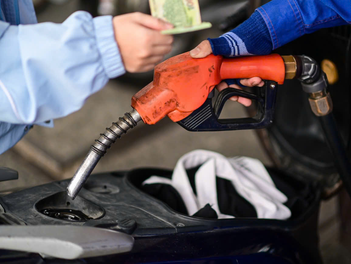 Giá xăng dầu giảm sâu sau khi nhiều loại thuế về 0, có loại hạ hơn 5.600 đồng/lít