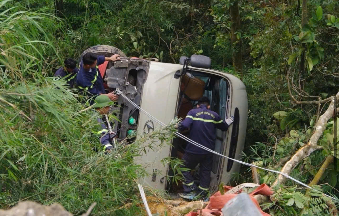 Điều tra vụ xe khách chở 29 người lao xuống vực đèo Tam Đảo