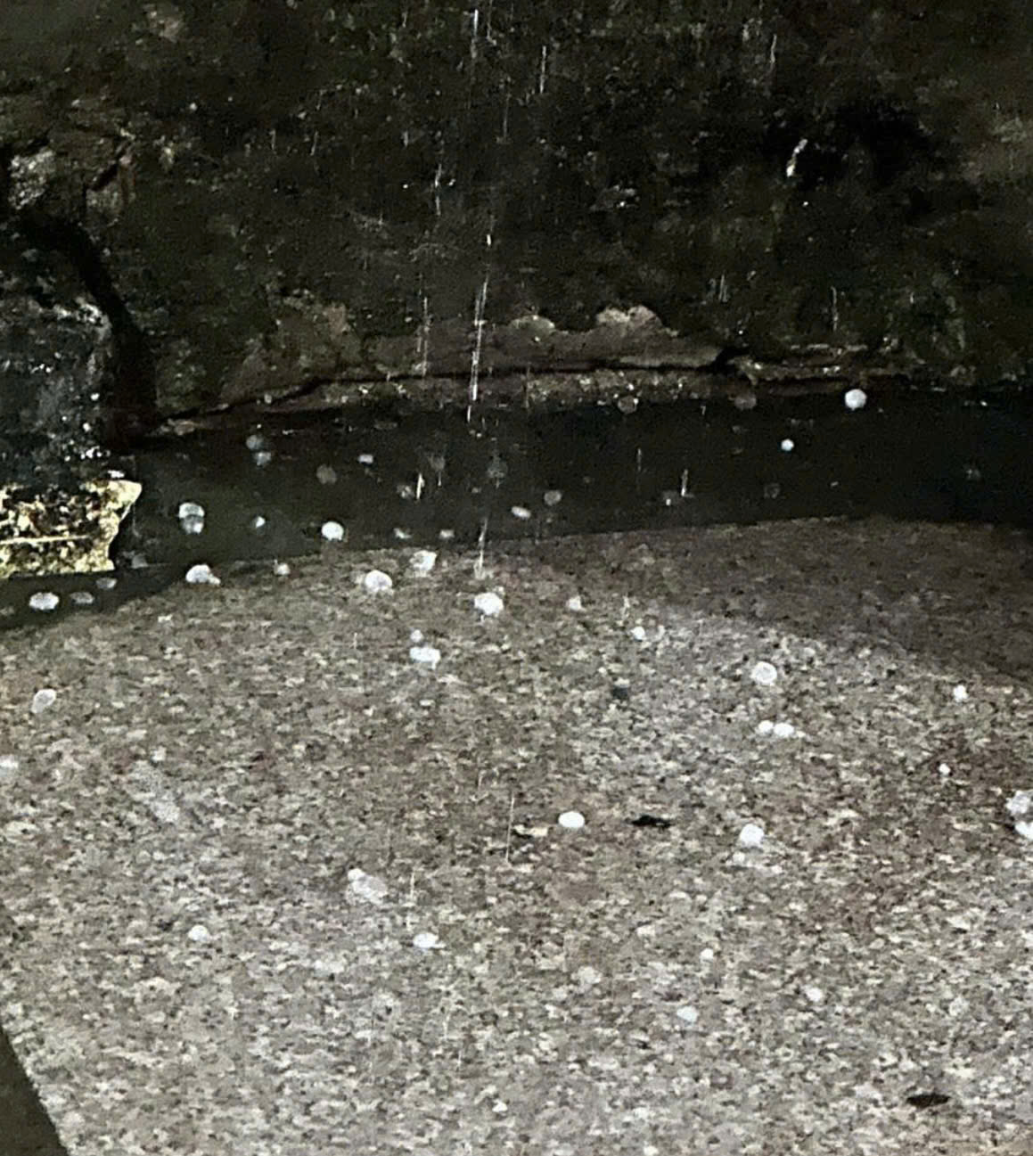 Mưa đ&aacute; tại khu vực Thượng Thanh, Long Bi&ecirc;n (H&agrave; Nội) s&aacute;ng 30-3. (Ảnh người d&acirc;n cung cấp)