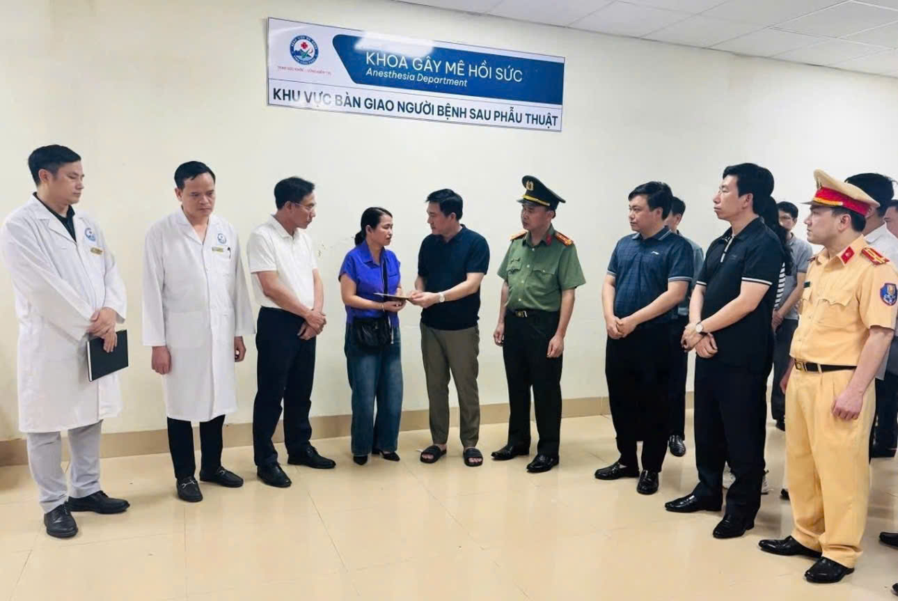 Ph&oacute; Chủ tịch UBND tỉnh Ph&uacute; Thọ Vũ Việt Văn thăm hỏi gia đ&igrave;nh c&aacute;c nạn nh&acirc;n gặp nạn. (Ảnh: C&ocirc;ng an Ph&uacute; Thọ)