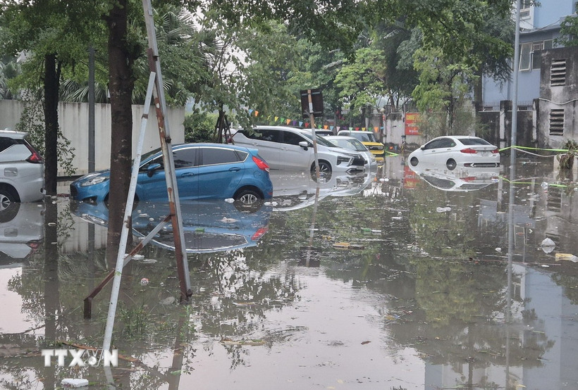 Hà Nội xuất hiện mưa đá, mưa lớn, nhiều khu vực ngập úng, giao thông khó khăn