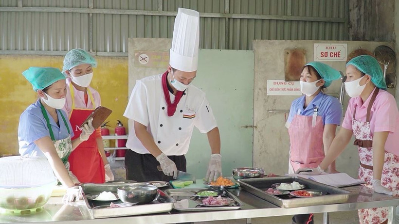 Hà Nội yêu cầu rà soát toàn bộ quy trình tổ chức bữa ăn bán trú