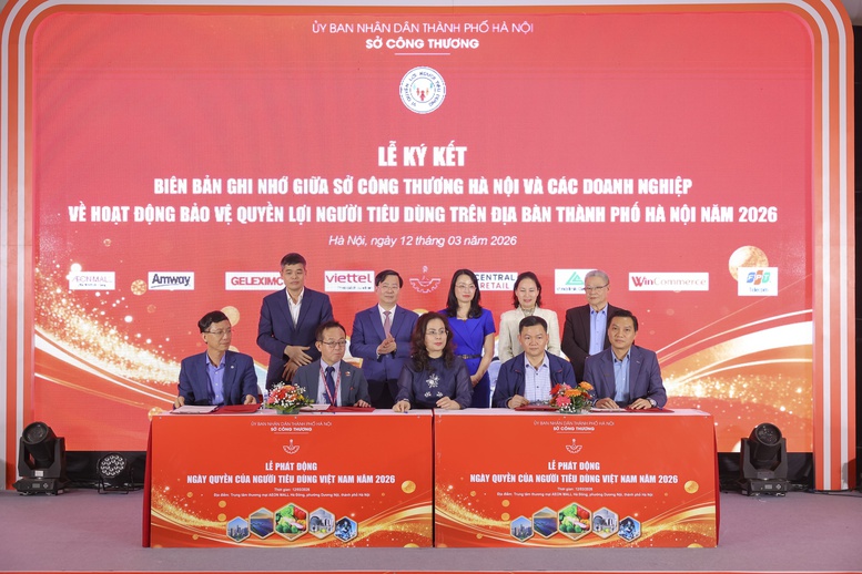 &Ocirc;ng Nguyễn Phương Sơn - Gi&aacute;m đốc Đối ngoại Amway Việt Nam (ngo&agrave;i c&ugrave;ng b&ecirc;n phải) k&yacute; kết Bi&ecirc;n bản ghi nhớ c&ugrave;ng Sở C&ocirc;ng thương về hoạt động bảo vệ quyền lợi người ti&ecirc;u d&ugrave;ng tr&ecirc;n địa b&agrave;n th&agrave;nh phố H&agrave; Nội