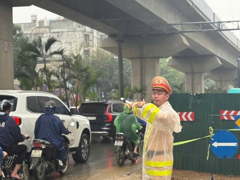 Hà Nội rào chắn nhiều tuyến phố, phân luồng giao thông phục vụ thi công chống ngập